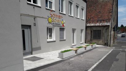 Bild: Thomas Steiner/exb
Bei der BRK-Kita Sonnenschein in Sulzbach-Rosenberg wurde nun auch der Hof erneuert: Cremefarbene Pflastersteine mit Blumenkästen und Sitzbänke schauen schön aus und laden zum Verweilen ein.