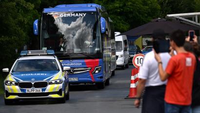 Bild: Federico Gambarini/dpa
Der Bus der deutschen Fußball-Nationalmannschaft wird von der Polizei eskortiert.