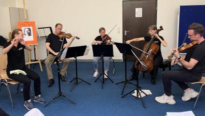Bild: Andrea Hetschger/exb
Von links: Ivanna Ternay (Querflöte), Michael Friedrich (Violine), Karin Löffler (Violine), Uta Zenke-Vogelmann (Violoncello), Benedict Hames (Bratsche) sprachen und musizierten mit Sophie-Scholl-Realschülerinnen.