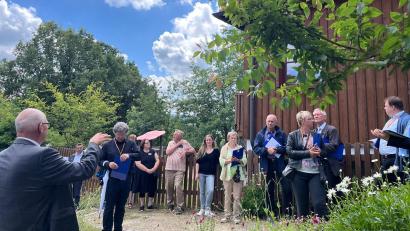 Bild: Gästeinformation Bad Neualbenreuth/exb
Bad Neualbenreuth hat beim Bezirksentscheid des Wettbewerbs "Unser Dorf hat Zukunft" die Goldmedaille errungen. Im Bild die Bewertungskommission bei ihrem Rundgang durch den Ort, links Bürgermeister Klaus Meyer.
