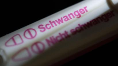 Symbolbild: Marijan Murat/dpa
Die Bundesregierung will Schwangere künftig stärker vor Abtreibungsgegnern schützen.