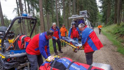 Bild: Martin Hertel/Forstbetrieb Fichtelberg/exb
Helfer der Bergwacht Mehlmeisel verladen bei einer Rettungsübung die „verletzte“ Försterin Miriam Lang in den Rettungswagen.