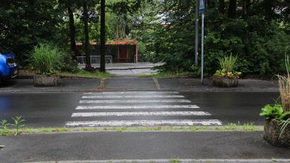 Bild: prh
Auch wenn der Hauptzugang zum sanierten Gymnasium verlegt wurde: Ein Fußgängerüberweg gewährt nur 50 Meter versetzt ein gefahrloses Überqueren der Straße zur Bushaltestelle. Trotzdem laufen die Kinder einfach über die Straße.