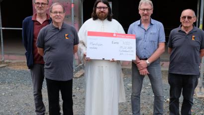 Bild: do
Das Richtfest nutzte die Kolpingsfamilie mit Jürgen Grundl-Dötsch, Herbert Körper (von links) und Reinhold Graßler (rechts), um für das neue Pfarr- und Jugendheim an Pfarrer Johannes Bosco (Mitte) und Kirchenpfleger Norbert Braun (Zweiter von rechts) einen Spendenscheck in Höhe von 3000 Euro zu überreichen.