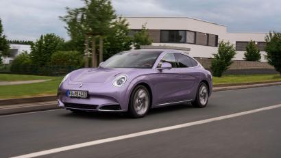 Bild: GWM/dpa
Glubschäugig und knuffig: Auch, wer sich beim Design nicht an einen Porsche Panamera erinnert fühlt, muss zugeben, dass der Ora 07 zumindest auffällt.
