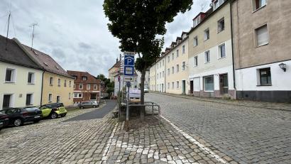 Bild: Andreas Royer 
Der Kugelplatz in der Sulzbacher Altstadt ist in zwei Ebenen unterteilt. Die Flächen werden dort überwiegend für den ruhenden und fließenden Verkehr genutzt. Zur Steigerung der Attraktivität schlagen die Städteplaner im oberen Bereich eine Aufenthaltszone vor. Den Platz dafür will man durch eine Einbahnregelung in der Bergstraße erreichen.