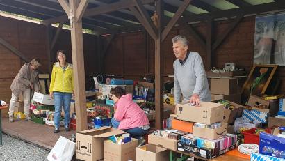 Bild: mas
Viele fleißige Helfer sortieren Berge von gespendeten Gegenständen für den Flohmarkt