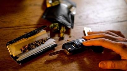 Bild: Fabian Sommer/dpa
Cannabis am Steuer kann künftig teuer werden.