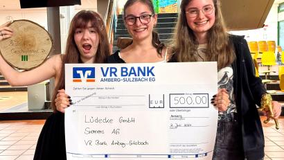 Bild: Peter Ringeisen
Die Siegerinnen beim Pitch-Wettbewerb der 9. Klassen des GMG-Wirtschaftszweigs, von links: Lisa Pekin, Annika Gruber und Lena Leitermann.