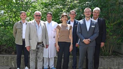 Bild: IHK Regensburg/Antonia Küpferling
Diskutierten über künftige Entwicklungen in der Region: (von links) Klinikmanager Felix Sasse, IHK-Gremiumsvorsitzender Hubert Döpfer, der scheidende Ärztliche Direktor Dr. Christian Glöckner, die IHK-Referenten Karen Fisher und Manuel Lorenz, IHK-Gremiumsgeschäftsführer Josef Ebnet sowie TTZ-Geschäftsführer Dr. Thomas Niehoff.
