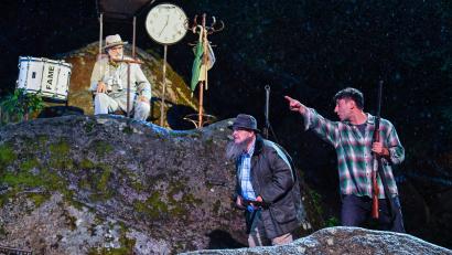 Bild: Florian Miedl/fph
Bauer (Peter Hohenecker) und Bua (Manuel Karadeniz) auf der Pirsch. Watzmann Junior (Andreas Hoppe) beobachtet die beiden und versucht, den noch zweifelnden Jungen auf den Berg zu locken.