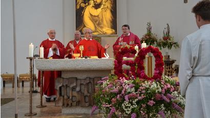 Bild: gi
Prälat Hermann Hierold (Mitte) hält zusammen mit Alfred Hierold, Diakon Herbert Sturm und Pfarrer Udo Klösel (von links) den Patroziniums- und Dankgottesdienst anlässlich seines 60. Priesterjubiläums in der Pfarrkirche Moosbach. Die Blumenfrauen hatten dazu eigens ein Rosengesteck mit der Zahl 60 gefertigt