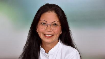 Bild: Vanilla Nguyen/exb 
Die Leitende Ärztin Vanilla Nguyen hat sich auf die Absaugung mit einem Wasserstrahl-assistierten Liposuktion (WAL)-Gerät spezialisiert.