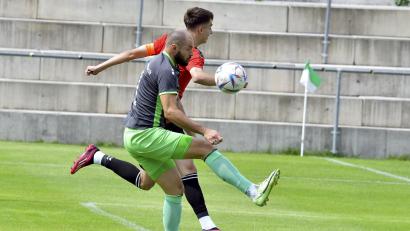 Archivbild: Ziegler
Nach acht Jahren und 168 Spielen in der Bayernliga (97 Tore) sowie einer Saison in der Landesliga (26 Spiele/9 Treffer) verließ Niko Becker (vorne) die DJK Gebenbach und wechselte in die Kreisliga, wo er in der neuen Saison beim TuS Rosenberg seine erste (Spieler-)Trainerstation antritt.