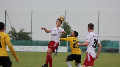 Bild: Mario Wiedel
Fabian Magerl (am Ball) und der SC Luhe-Wildenau hatten gegen die SpVgg Bayern Hof in Röslau keine Chance.