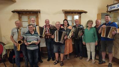 Bild: M. Storek/exb
ZUm Musikantenstammtisch waren Willi Prechtl, Werner Ponnath, Herbert Storek, Luk Dötsch, Hans Fröhlich, Helga Dollhopf, Gerd Retzer, Marianne Helm, Konrad Lang und Andreas Gradl (von links) gekommen.