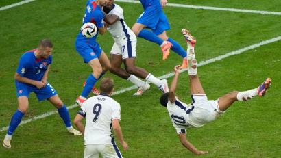 Bild: Ebrahim Noroozi/AP
Englands Jude Bellingham erzielt per Fallrückzieher das Tor zum 1:1. Nach seinem umstrittenen Jubel erhielt er nun eine Geldstrafe.