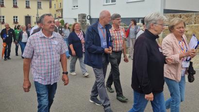 Bild: Thomas Dobler
Die Bezirkskommission und Fachleute aus dem Landkreis Schwandorf und dem Ort und auf ihrem Weg durch Guteneck.