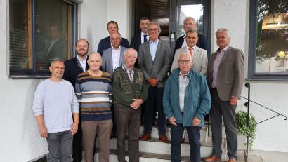 Bild:  Landratsamt Neustadt/Marcel Weidner/exb
Landrat Andreas Meier (Zweiter von links) und Leitender Vermessungsdirektor Hermann Prölß (rechts) zeichnen langjährige Feldgeschworene aus. Thomas Gmelch und Josef Kiesl werden für 25 Jahre, Wilhelm Frank für 40 Jahre und Josef Franz sogar für 50 Jahre gewürdigt (1.Reihe stehend von links).