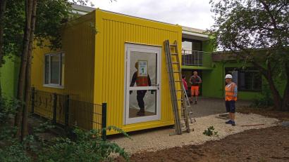 Bild: Thomas Dotzler/exb
In der Außenfläche des Wolfgang-Kindergartens werden die beiden Container aufgestellt. Sie sollen vor allem den Krippenkindern als Schlafraum dienen.