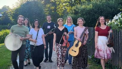 Bild: Lieselotte Waldherr
Das Oberviechtacher Ensemble „Windflieger“ interpretiert Volksmusik und altdeutsche Lieder im neuen Klang. Mit dabei sind (von links) Christoph Ahlemeyer, Judith Schneeberger, Sonja Pronold, Herbert Hagl, Maria Ahlemeyer, Heike Hagl, Ulrike Schwingl und Anna Waldherr.