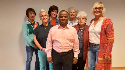 Bild: Walter Jokiel
Bei der Spendenübergabe (von links): Steffi Bock, Ute Schieder von Donum Vitae, Tanja Wendl, Pfarrer Moses Gudapati, Brunhilde Ram, Brigitte Nowitzki und Waltraud Glöckner.