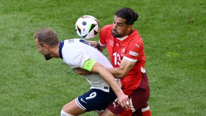 Bild: David Inderlied/dpa
Englands Harry Kane (l) und der Schweizer Ricardo Rodriguez kämpfen um den Ball.