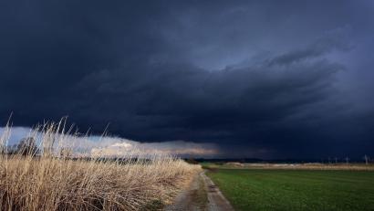 Symbolbild: Karl-Josef Hildenbrand/dpa
Der Deutsche Wetterdienst hat eine Unwetterwarnung für große Teile der Oberpfalz herausgegeben.