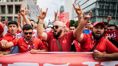 Bild: Christoph Soeder/dpa
Türkische Fans zeigen den Wolfsgruß.