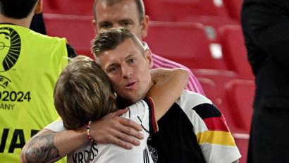 Bild: Federico Gambarini/dpa
Toni Kroos (rechts) umarmt nach der Niederlage seine Mutter Birgit Kroos.