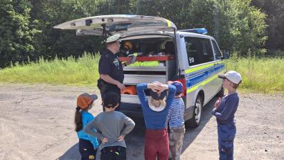 Bild: Waldkindergarten "Die Goldbacher Wurzelzwerge"/exb
Polizeioberkommissar Carsten Landgraf von der Polizeiinspektion Kemnath zeigte den Kinder, was sich im Kofferraum eines Einsatzwagens befindet.