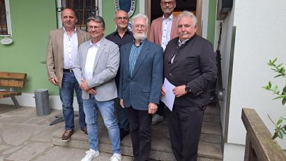 Bild: Bauverein Tirschenreuth/exb
Wieder gewählt in den Aufsichtsrat sowie in den Vorstand (von links) Harald Bader (Vorstand), Walter Schütze (neuer geschäftsführender Vorstand), Gerhard Bauer (Vorstand), Thomas Schwägerl (Aufsichtsratsvorsitzender) sowie stellvertretender Landrat Dr. Alfred Scheidler und 2. Bürgermeister Peter Gold.