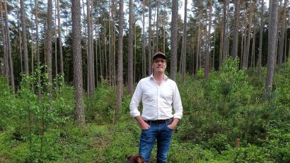 Bild: dlv/Sabine Dähn-Siegel
Carl Graf zu Eltz setzt in Fensterbach schon lange auf einen robusten Mischwald und hat seine 275 Hektar großen Forstflächen genau im Blick.