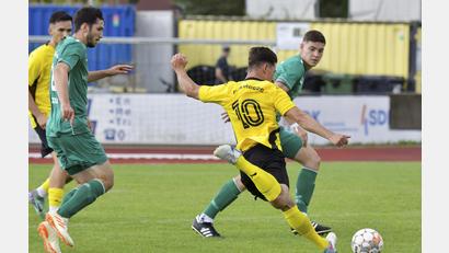 Bild: Hubert Ziegler
Yannik Haller (rechts) vom FC Amberg zielt auf das Gebenbacher Tor. Johannes Golla (links) und Fabian Vogl (rechts) von der DJK Gebenbach sind in Alarmbereitschaft.