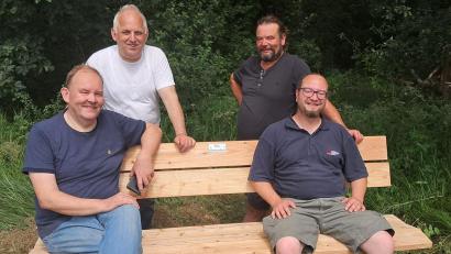 Bild: Karl Götz/exb
Die Freien Wähler in Schwarzenbach haben zwei Ruhebänke an der Straße nach Pechhof hergerichtet. Von links: Helmut Lamche, Ewald Walberer, Markus Thumfart und Christian Thumfart.