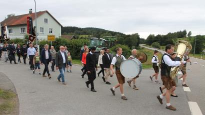 Bild: pi
Die Blaskapelle Waldkirch führt den Festzug mit den Ehrengästen und den Vereinen an.