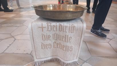 Bild: aem
Beim Michaelsfest wurde diese historische Taufschale an das Weidener Stadtmuseum übergeben.