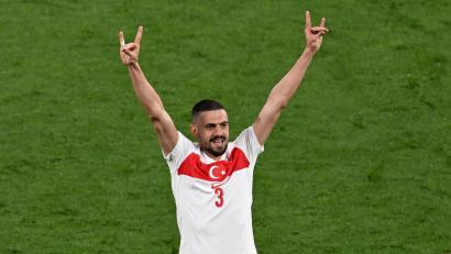 Bild: Hendrik Schmidt/dpa
Merih Demiral musste beim Viertelfinal-Aus der Türken gegen die Niederlande gesperrt zuschauen.