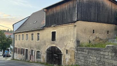Bild: Eichl
Die ungefähr 200 Jahre alte denkmalgeschützte Schmiede an der Vohenstraußer Straße wird saniert und zu Wohn- und Büroräumen umgebaut.