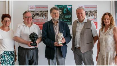 Bild: Alexandra Lohrer/exb
Mozart und Beethoven dominieren das Programm der Neunburger Klassik-Gala am 2. Oktober in der Schwarzachtalhalle. Sie präsentierten die zwölfte Kunstherbst-Saison in der Pfalzgrafenstadt: (von links) Zweite Bürgermeisterin Margit Reichl, Dirigent Reinhold Mages, Kulturbeauftragter Karl Stumpfi, KVU- Vorsitzender Peter Wunder und Ticket-Marketing-Leiterin Rosa Schafbauer.