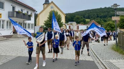 Bild: gri
Weiß und blau sind die Farben des SV Freudenberg. Diese Farben prägten auch den Festzug durch das Dorf.