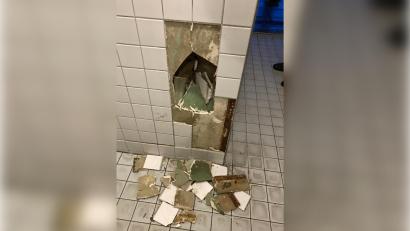 Bild: Polizeiinspektion Neustadt a. d. Waldnaab 
Bereits vor ein paar Wochen zerstörten Unbekannte die Trennwände der Toilette.