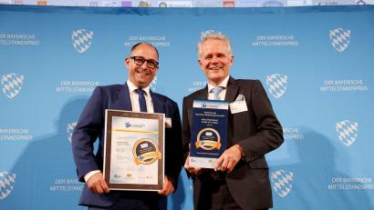 Bild: Alexander von Spreti/exb
Thomas Hanauer und Andreas Weidmüller (von rechts) nehmen den Preis in München für die Firma EMZ entgegen.