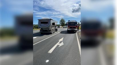 Bild: Polizeiinspektion Wunsiedel
Ein Sattelzug und ein Auto sind auf der B 303 bei Tröstau frontal zusammengestoßen. Die Insassen des Autos wurden schwer verletzt.