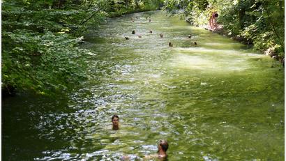 Bild: Angelika Warmuth/dpa
Ein Bad im Eisbach gilt als beliebte Abkühlung an heißen Tagen, ist aber verboten. Der Grund: Lebensgefahr. Nun wurde eine Leiche gefunden.