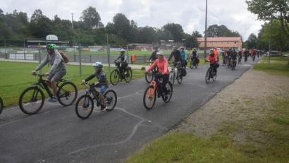 Bild: fz
Voller Freude machen sich 250 Radlfans auf dem SC-Sportgelände in Eschenbach auf die Tour.