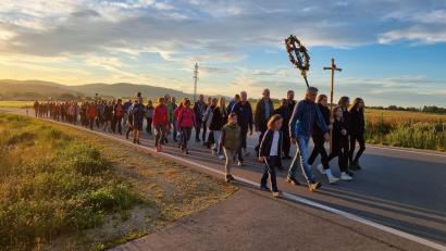 Bild: Ina Piehler
Die Fußwallfahrer aus der Pfarreiengemeinschaft Johannisberg unter der aufgehenden Morgensonne.