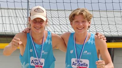 Bild: Anja Kühnert
Die Amberger U19-Beachvolleyballer Paul Roggenhofer (links) und Ben Kühnert gewannen bei der bayerischen Meisterschaft Bronze.