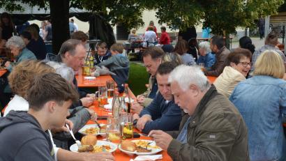 Bild: dob
Viele Gäste geben sich beim BRK-Fest in Vohenstrauß bereits zum Mittagstisch ein Stelldichein im Rotkreuzgarten.