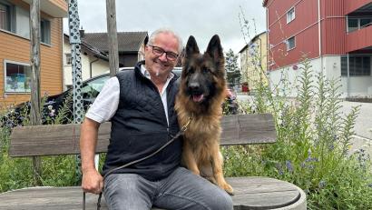 Bild: Kantonspolizei Appenzell I.Rh./dpa
Ein Hundehalter aus Baden-Württemberg freut sich über die Rettung seiner totgeglaubten Hündin Ayla.